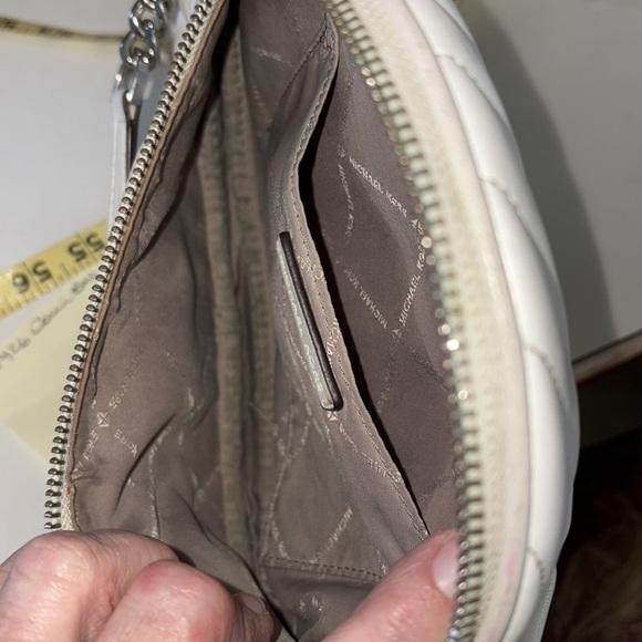 Michael Kors Shoulder bag crescent shaped quilted front leather white
Silv - Picture 8 of 13